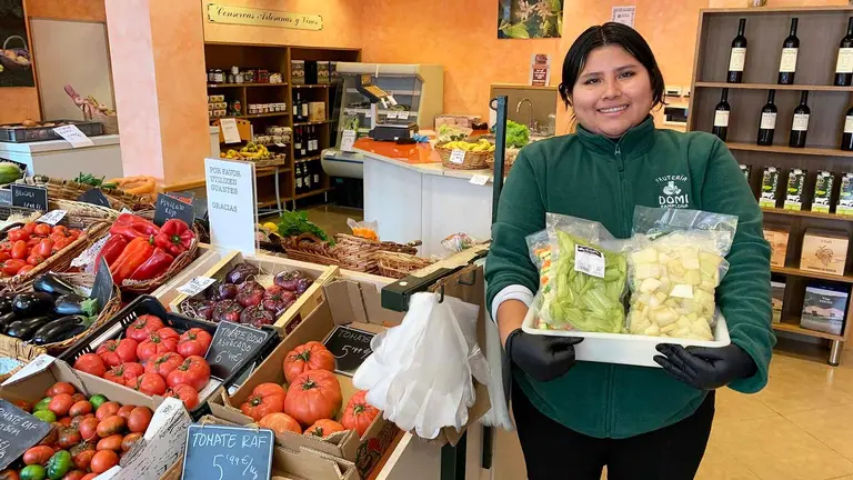 Lourdes en la fruter&iacute;a Azahar en Sarriguren. Navarra.com