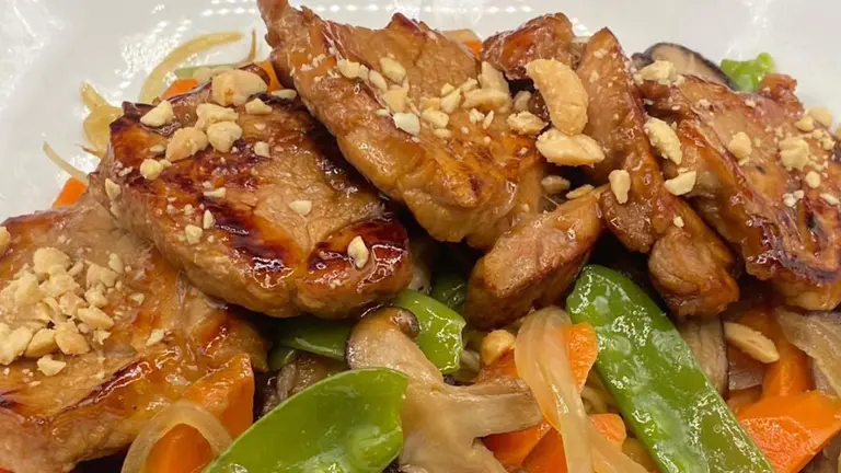 Wok de verduritas, shiitake, tirabeques al vapor, fideos y solomillo marinado teriyaki en el bar Mundo. Facebook.