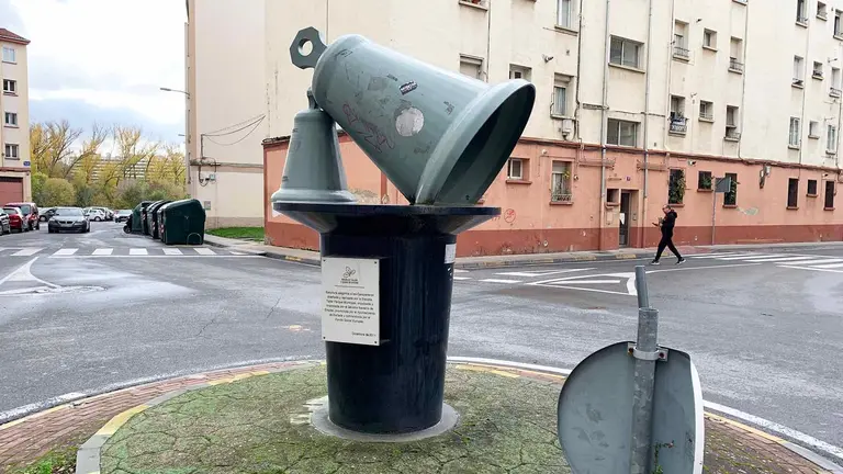 Escultura formada por dos campanas en una rotonda de Burlada. Navarra.com