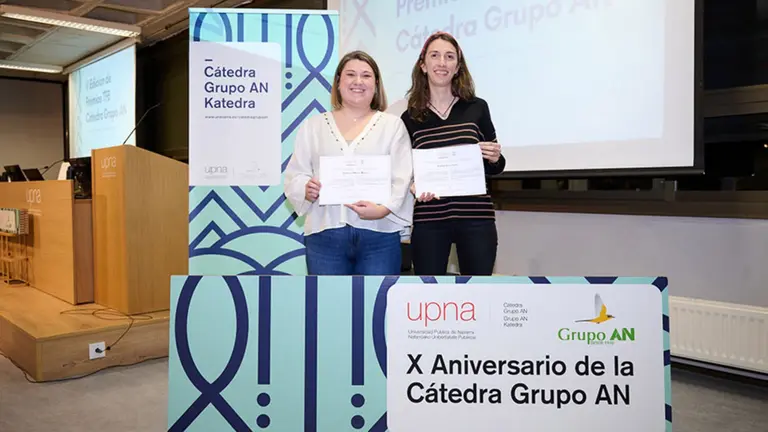 Las premiadas posan con sus diplomas. De izda. a dcha., Lorena Huici e Isabel Iriso. UPNA