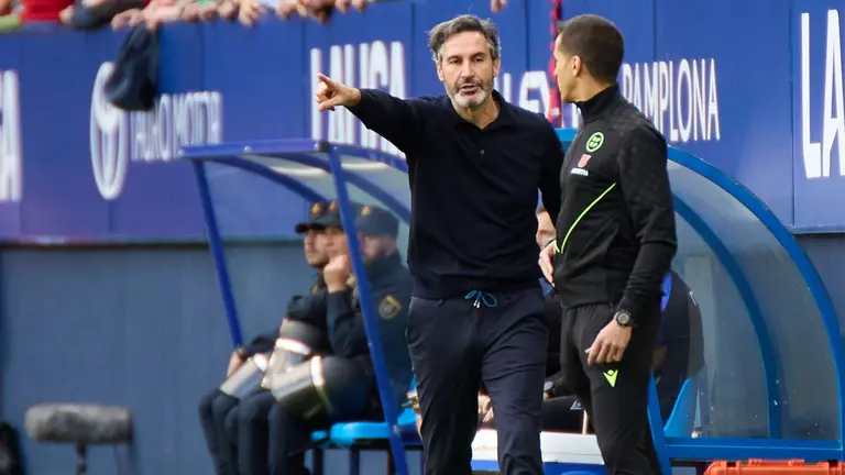 Vicente Moreno (entrenador CA Osasuna) durante el partido de La Liga EA Sports entre CA Osasuna y Villarreal CF disputado en el estadio de El Sadar en Pamplona. IÑIGO ALZUGARAY