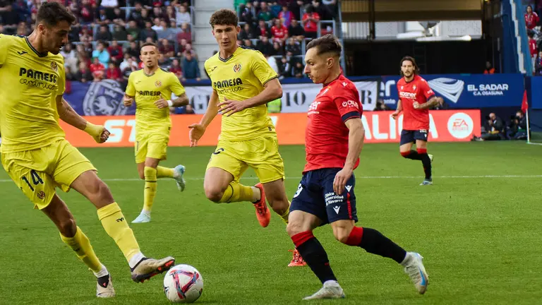 Santi Comesa&ntilde;a (14. Villarreal CF) y Bryan Zaragoza (19. CA Osasuna) durante el partido de La Liga EA Sports entre CA Osasuna y Villarreal CF disputado en el estadio de El Sadar en Pamplona. I&Ntilde;IGO ALZUGARAY