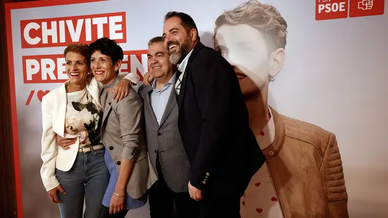 María Chivite (i), Elma Sáiz (2i), Ramón Alzorriz (d) y Santos Cerdan (2d)  posan juntos en un acto electoral en Pamplona. EFE/ JESÚS DIGES / ARCHIVO