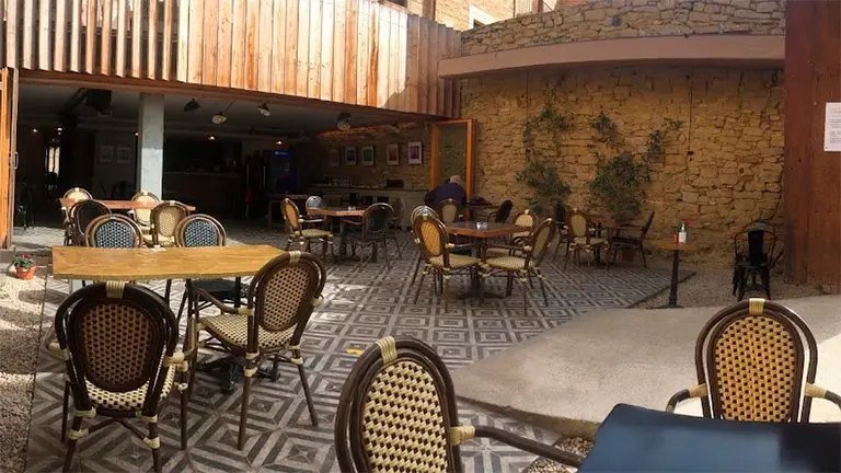 Imagen del patio del restaurante La Droguería en Puente La Reina. LA DROGUERÍA
