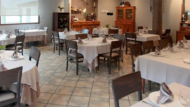 Imagen del comedor del restaurante Casa Arteta, en Marcaláin. CASA ARTETA