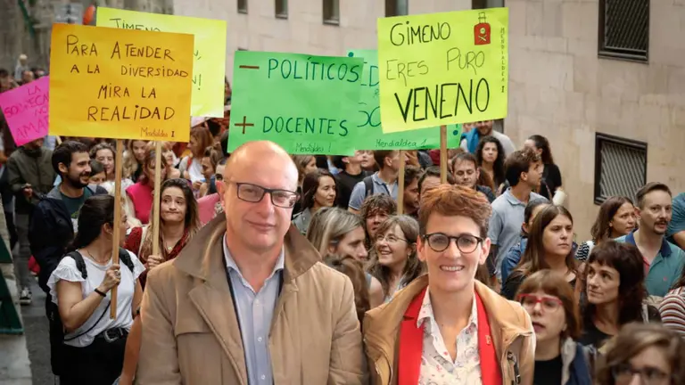 Fotomontaje de l consejero de Educaci&oacute;n del Gobierno de Navarra, Carlos Gimeno, y de la presidenta Mar&iacute;a Chivite sobre una imagen de la &uacute;ltima huelga de docentes de la ense&ntilde;anza p&uacute;blica.