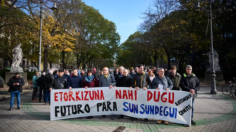 El comit&eacute; de empresa de Sunsundegui se concentra con el lema 'No al cierre de Sunsundegui y proveedores. Por un futuro para la Sakana. &iexcl;Soluci&oacute;n ya!'. PABLO LASAOSA