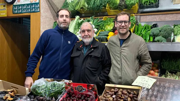 Kiko Campos junto a sus dos hijos, Igor y Eneko, en la frutería de la travesía Acella 6 de Pamplona. Navarra.com