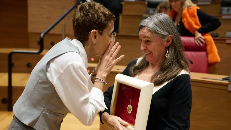 La presidenta del Gobierno de Navarra, Mar&iacute;a Chivite (i), conversa con la vicepresidenta del Consejo Navarro del Voluntariado, Natalia Herce (d), este mi&eacute;rcoles durante la entrega de la Medalla del Parlamento de Navarra, en un acto celebrado este mi&eacute;rcoles en Pamplona. EFE/I&ntilde;aki Porto