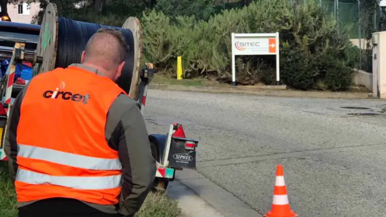 Un trabajador de la empresa Circet, en la que se han anunciado m&aacute;s de 300 despidos. CIRCET