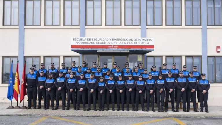 Foto de grupo de los participantes en el curso de polic&iacute;a local. - GOBIERNO DE NAVARRA