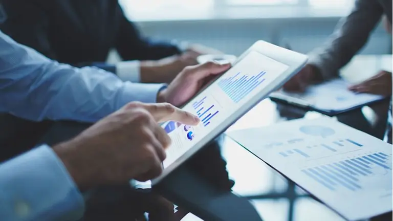 Personas trabajando con una tablet. CEDIDA