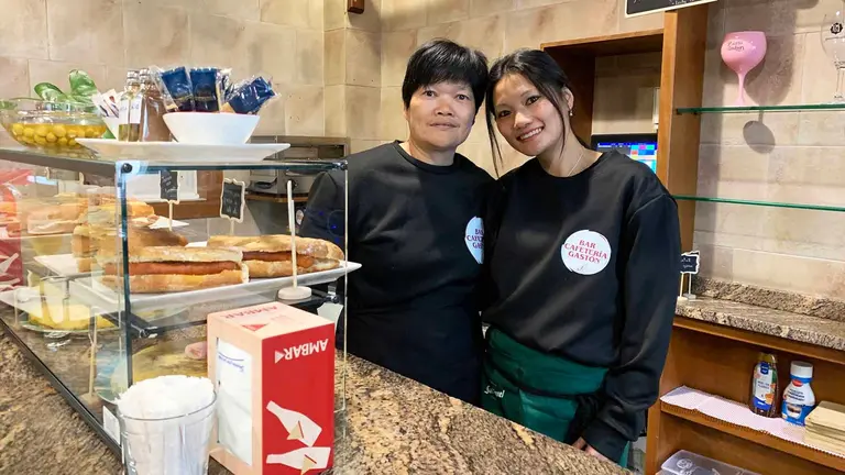 Li Hua Chen con su hija Wen Jing Cai Chen en el bar Gast&oacute;n de Pamplona. Navarra.com
