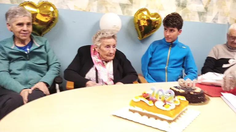 Juanita Elizondo celebra su 102 cumplea&ntilde;os en la residencia Amavir de Erro. CEDIDA