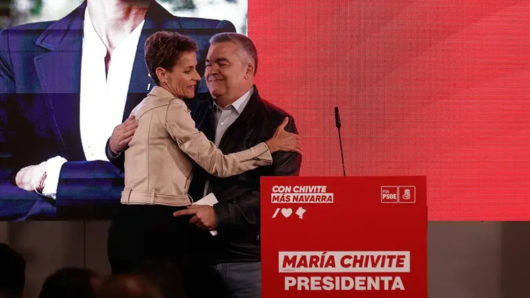 El secretario de organización del PSOE, Santos Cerdan acompaña a la candidata a la presidencia del Gobierno de Navarra María Chivite en el inicio de la campaña electoral que comienza esta noche y que finalizará con las elecciones el próximo 28 de marzo.EFE/ Jesús Diges