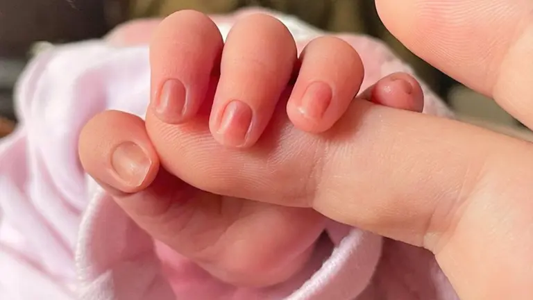 Un beb&eacute; de pocos d&iacute;as de edad coge el dedo de su madre. - EUROPA PRESS - Archivo