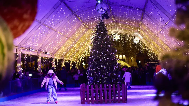Apertura de la pista de hielo navide&ntilde;a en el Paseo de Sarasate de Pamplona. I&Ntilde;IGO ALZUGARAY