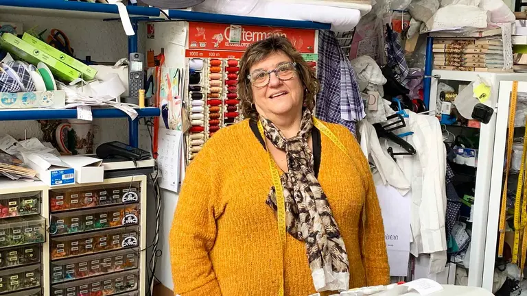 Lourdes Balda en la tienda de tejidos Tela Marinera en Burlada. Navarra.com