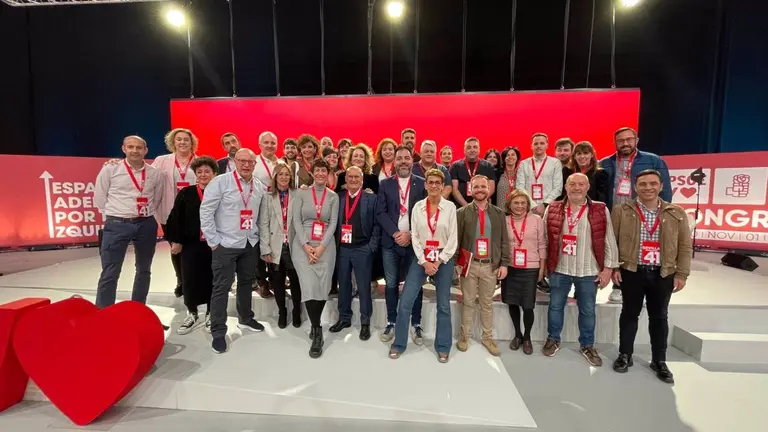 Foto de los delegados del PSN-PSOE que han acudido al Congreso Federal del PSOE a Sevilla. PSN-PSOE