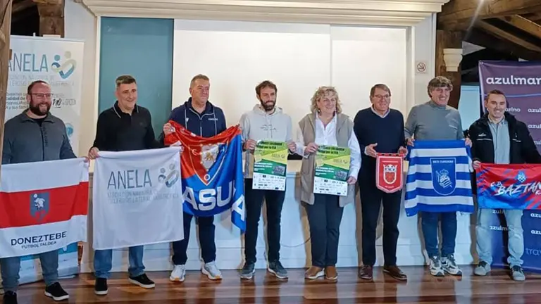 Representantes de ANELA, el Ayuntamiento de Elizondo y de los clubes Osasuna, Real Sociedad, Bazt&aacute;n y Santesteban. CEDIDA