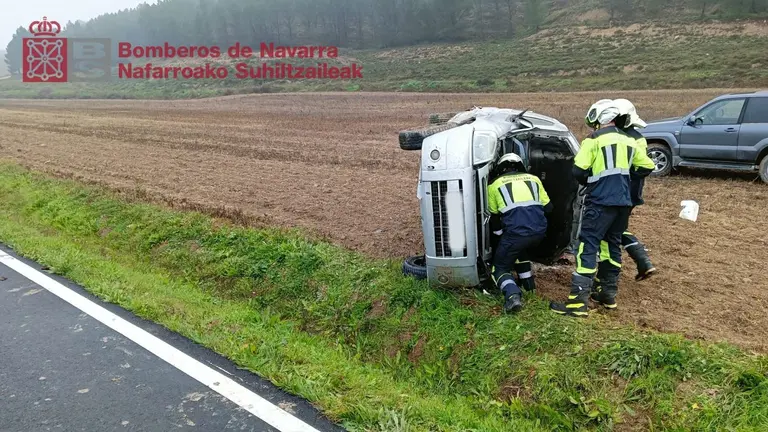 Herido leve un joven de 19 años en una salida de vía en Falces. BOMBEROS DE NAVARRA