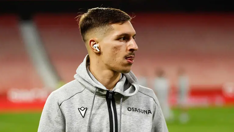 Bryan Zaragoza en los minutos previos al partido ante el Sevilla. CA Osasuna.