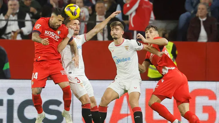 El centrocampista de Osasuna Rub&eacute;n Garc&iacute;a (i) ante Adri&agrave; Pedrosa (2i), del Sevilla, durante el partido de LaLiga que se disputa este lunes en el estadio Sanchez Pizjuan de Sevilla. EFE/Jos&eacute; Manuel Vidal