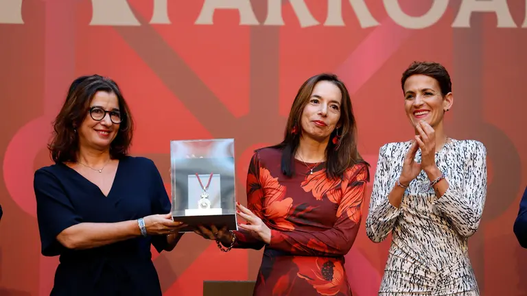 La Presidenta de Navarra, María Chivite, preside el acto de entrega de la Medalla de Oro de Navarra 2024, concedida, a título póstumo, al sociólogo Maria Gaviria. Recogen el galardón las hijas Natalie y Sandra. EFE/ Jesús Diges