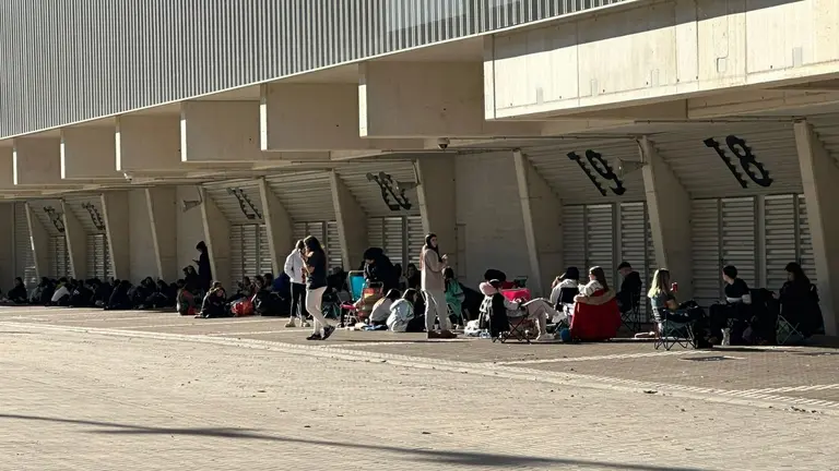 Largas colas en Pamplona para asistir al concierto de Melendi en el pabell&oacute;n Navarra Arena.