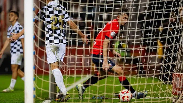 El delantero croata del Osasuna Ante Budimir anota un gol este jueves, durante un partido de segunda ronda de Copa del Rey, entre el AD Ceuta y el Osasuna, en el Estadio Alfonso Murube de Ceuta. EFE/ Jorge Zapata
