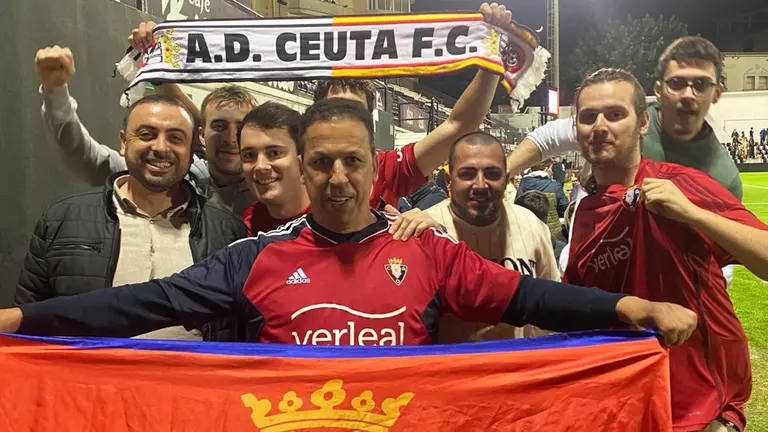 Said con camiseta y bandera de Osasuna en el estadio Alfonso Murube de Ceuta. Cedida.