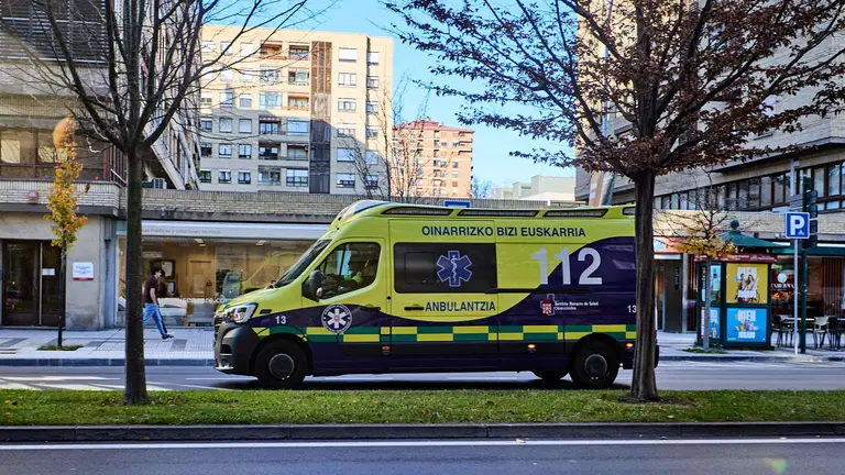 Una ambulancia circula por la calle Esquiroz, en Pamplona. IÑIGO ALZUGARAY