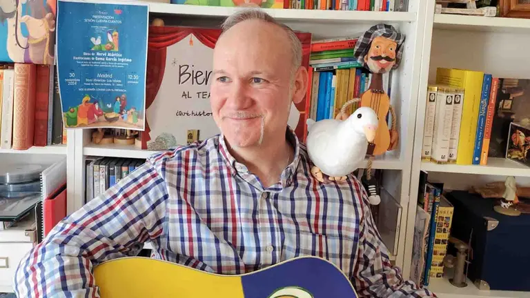 El escritor navarro Hervé Alústiza presenta su nuevo libro navideño: "La paloma Colombina… apareció en Belén"