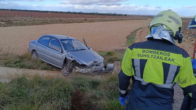 El vehículo en el que viajaba el herido terminó en mitad del campo. BOMBEROS DE NAVARRA