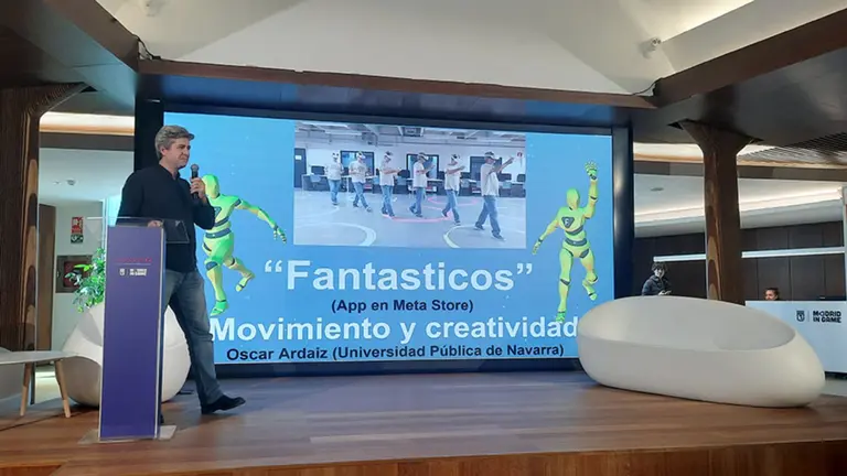 Óscar Ardaiz explica la aplicación “Fantásticos” en el evento DescubreXR, celebrado en Madrid. UPNA