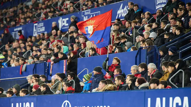 La grada del estadio de El Sadar durante el partido de La Liga EA Sports entre CA Osasuna y Deportivo Alavés disputado en Pamplona. IÑIGO ALZUGARAY