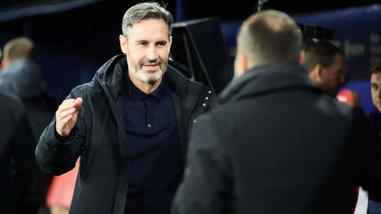 Vicente Moreno (entrenador CA Osasuna) y Eduardo Coudet (entrenador Deportivo Alavés) durante el partido de La Liga EA Sports entre CA Osasuna y Deportivo Alavés disputado en el estadio de El Sadar en Pamplona. IÑIGO ALZUGARAY