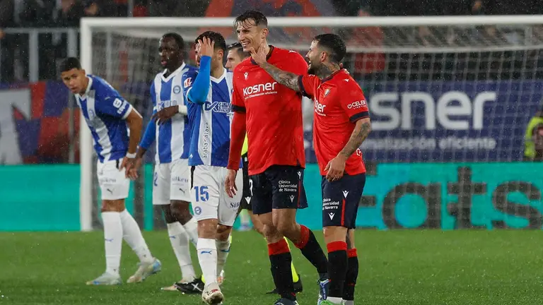 Los jugadores de Osasuna, el croata Ante Budimir y Rub&eacute;n Garc&iacute;a, tras conseguir el primer gol osasunista durante el encuentro correspondiente a la jornada 16 de LaLiga EA Sports que disputan Osasuna y el Alav&eacute;s en el Estadio El Sadar de Pamplona. EFE/ Villar L&oacute;pez