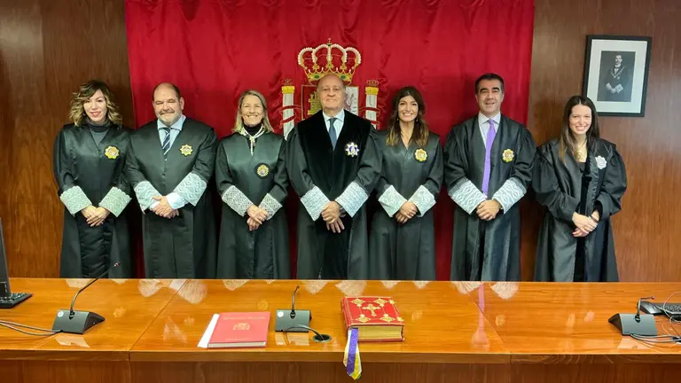 Toman posesión los cuatro jueces electos de la Sala de Gobierno del Tribunal Superior de Navarra. De izquierda a derecha: Marta Arnedo, Francisco Javier Isasi;,Carmen Arnedo; Joaquín Galve, Mari Paz Benito, Emilio Labella e Irene Ferrary.