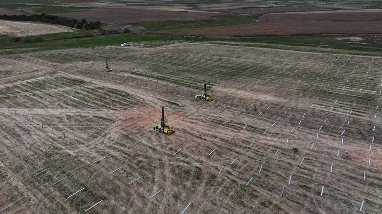 GES-Global Energy Services construye una planta solar fotovoltaica en Navarra.