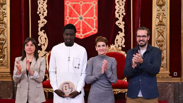 De izquierda a derecha la vicepresidenta Alfaro, Youssu Ndiaye, la Presidenta Chivite y el director-gerente de Juventud, Txema Burgaleta.. GOBIERNO DE NAVARRA