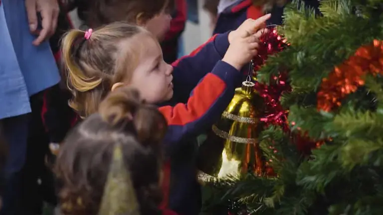 Fotograma del videoclip del villancico "Junto a &Eacute;l" del colegio Irabia-Izaga.
