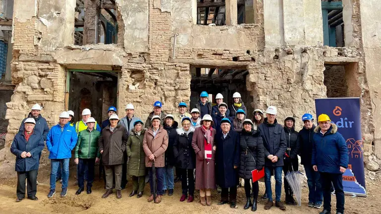 Miembros de la Fundaci&oacute;n ADISCO Residencial &ndash; FADIR ante el edificio que albergar&aacute; los apartamentos. GOBIERNO DE NAVARRA