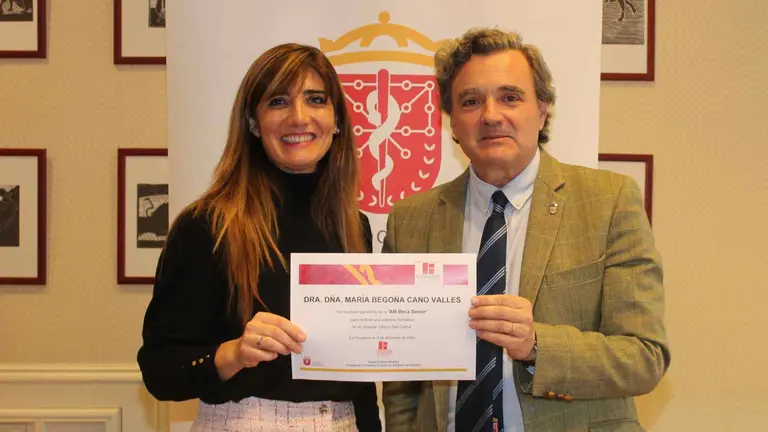 Mar&iacute;a Bego&ntilde;a Cano recoge la beca en el Colegio de M&eacute;dicos de Navarra. CMN