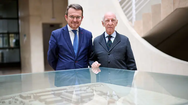 Joaqu&iacute;n Mencos (dcha.) y Alejandro Torres (izqda.) han dado a conocer hoy el fallo del premio en la UPNA. - UPNA