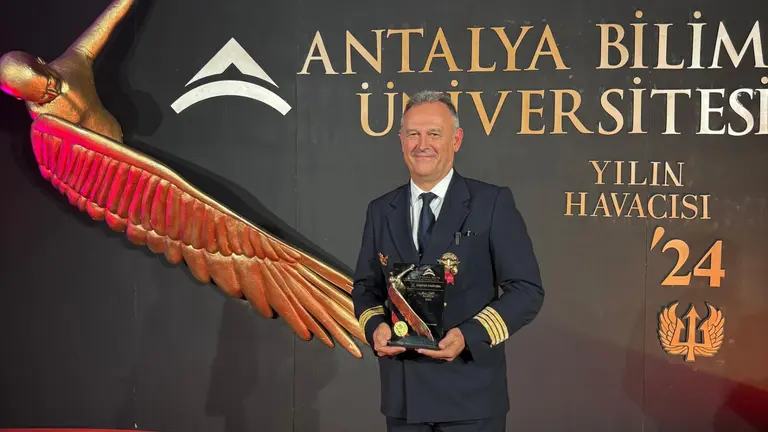 El piloto navarro C&aacute;stor Fantoba, nombrado "Aviador del A&ntilde;o 2024" . CEDIDA