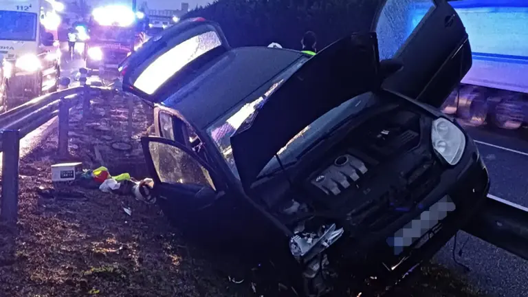 Una salida de v&iacute;a en la A-10. BOMBEROS DE NAVARRA