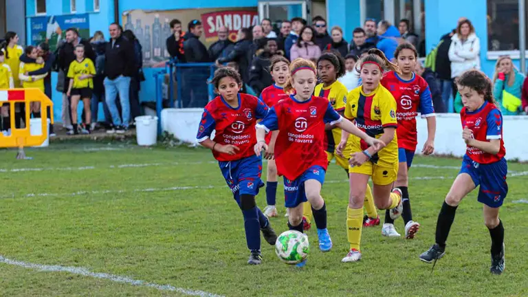 Momento de uno de los partidos disputados en el Torneo de F&uacute;tbol Femenino de Ablitas. CEDIDA