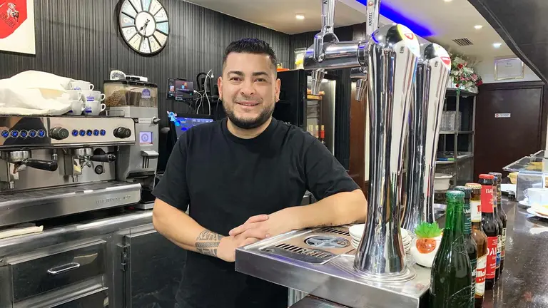 Alejandro Rojas en el interior del bar Etxebe en Pamplona. Navarra.com