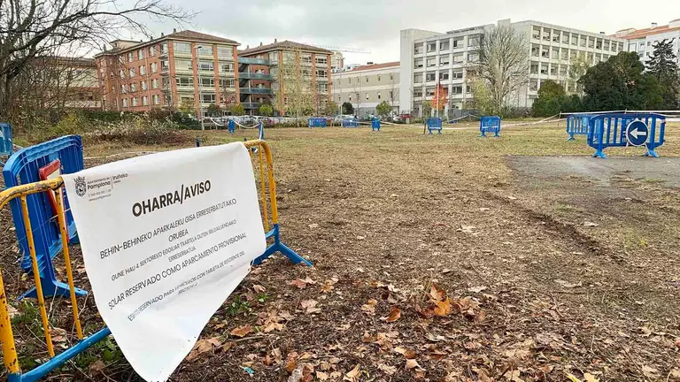 Parking provisional en el solar de la Casa de Misericordia en Pamplona. Navarra.com